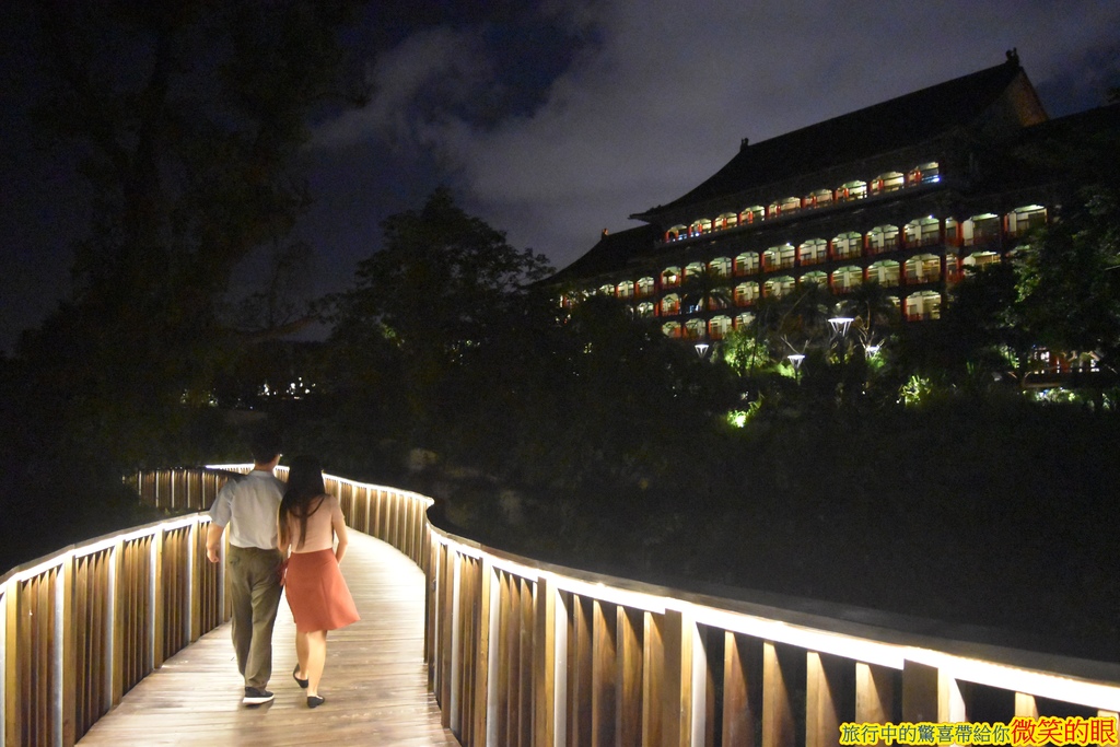 点灯的木栈道应著圆山饭店,其实感觉还满有气氛的,也很适合情侣们来